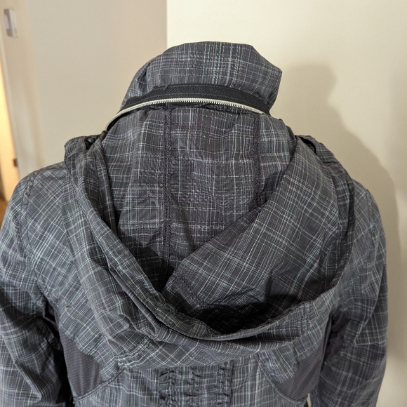 Lululemon Run Hustle jacket size 6 - Picture 4 of 8